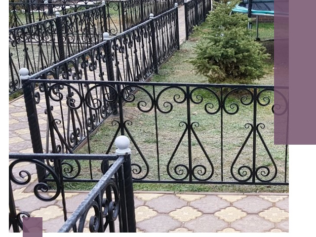 Кованые газонные ограждения под ключ в Тынде